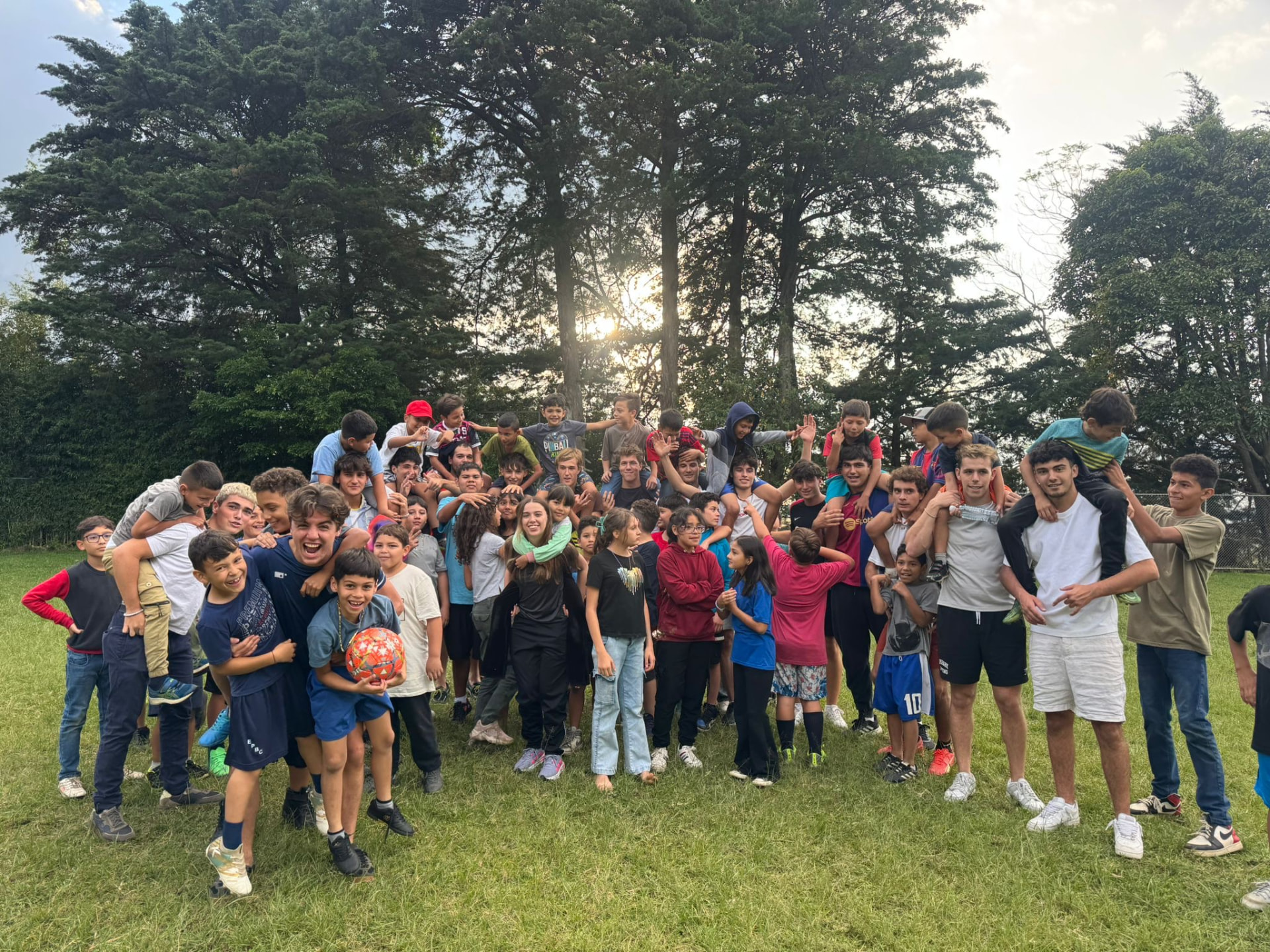 Equipo de Awlux durante su proyecto social en Costa Rica en 2025